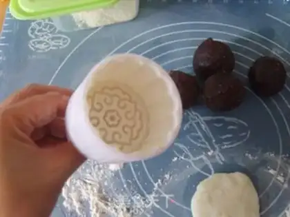 Make Cranberry ice-cream mooncake step 15