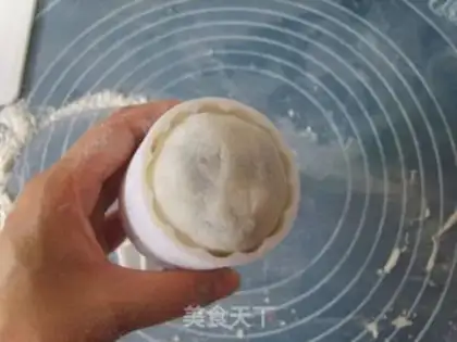 Make Cranberry ice-cream mooncake step 16