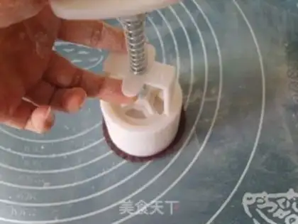 Make Cranberry ice-cream mooncake step 17