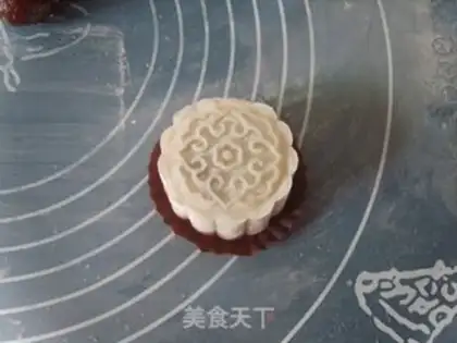 Make Cranberry ice-cream mooncake step 18