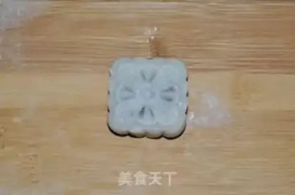 Make Red cranberry ice-cream mooncake step 13