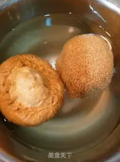 Make Monkey-head mushrooms, flag and chicken soup step 0