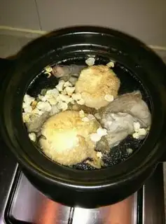 Make Monkey-head mushrooms, flag and chicken soup step 2