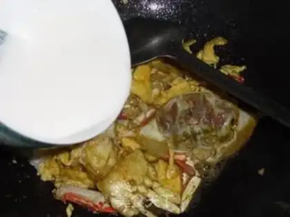 Make Curry eggs and crabs step 7