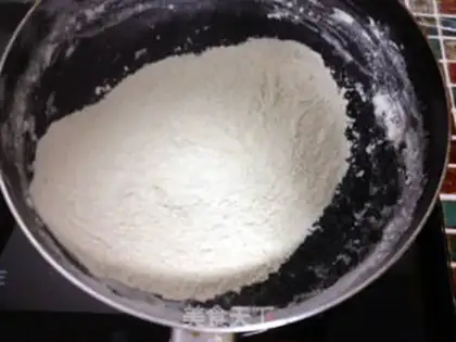 Make A wide-range tea and red bean moon cake step 5