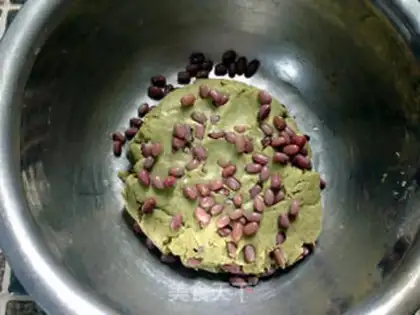 Make A wide-range tea and red bean moon cake step 9