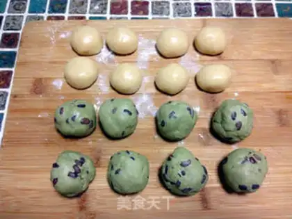 Make A wide-range tea and red bean moon cake step 12