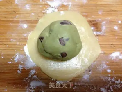 Make A wide-range tea and red bean moon cake step 13