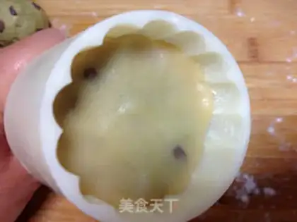 Make A wide-range tea and red bean moon cake step 15