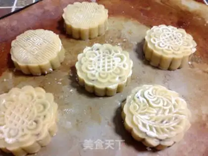 Make A wide-range tea and red bean moon cake step 16
