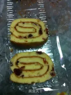 Make Swiss roll of grape jam step 4
