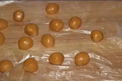 Make The egg yolk mooncake step 8
