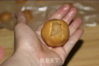 Make The egg yolk mooncake step 11