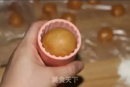 Make The egg yolk mooncake step 14