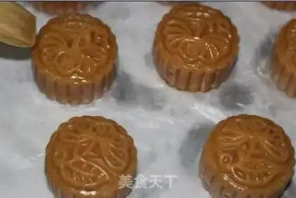 Make The egg yolk mooncake step 17