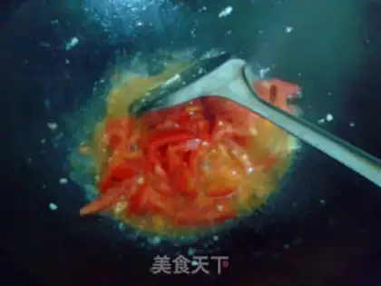 Make Tomato fried eggs step 1