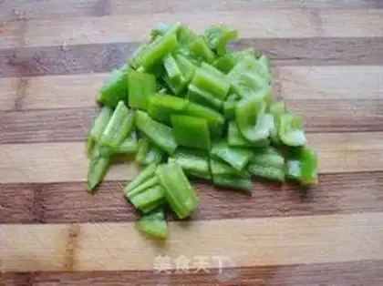 Make White cucumber pepper fried eggs step 1