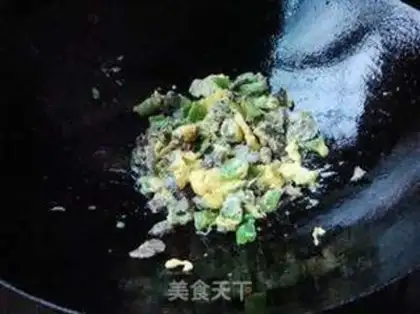 Make White cucumber pepper fried eggs step 7