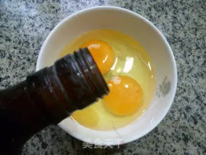 Make Squeeze fried eggs step 1