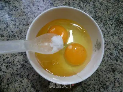 Make Squeeze fried eggs step 2