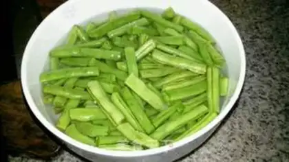Make Four-season bean fried meat step 2
