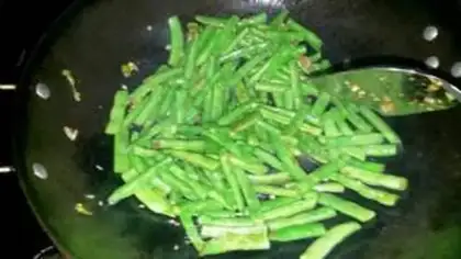 Make Four-season bean fried meat step 4