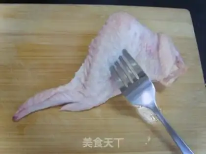 Make Honey-cooked chicken wings step 1