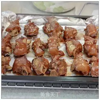 Make Five fragrance roasted pig hoof step 7