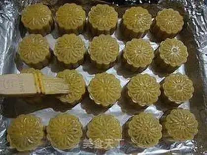 Make Coconut bean mooncake step 12