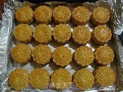 Make Coconut bean mooncake step 13