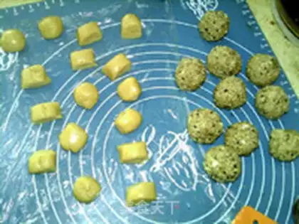 Make Sesame moon cake step 12