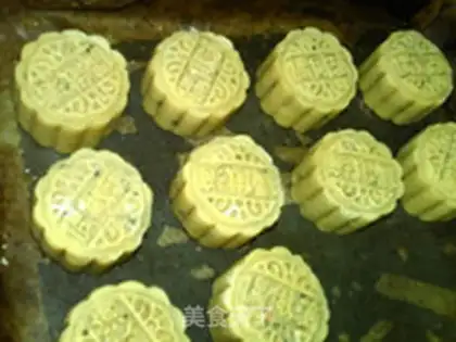 Make Sesame moon cake step 19