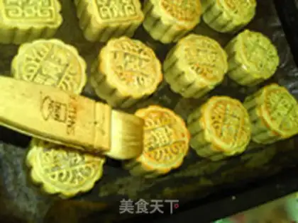 Make Sesame moon cake step 21