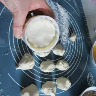 Make Peanut Bean Mooncake step 4