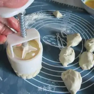 Make Peanut Bean Mooncake step 5