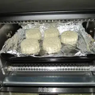 Make Peanut Bean Mooncake step 7