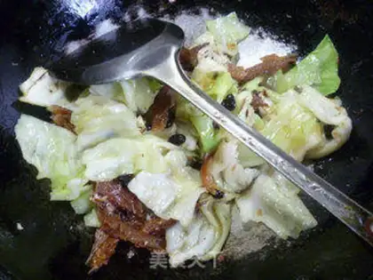 Make The beanfish fried cabbage step 4