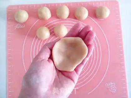 Make Potato red bean mooncake step 20