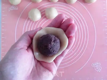 Make Potato red bean mooncake step 21
