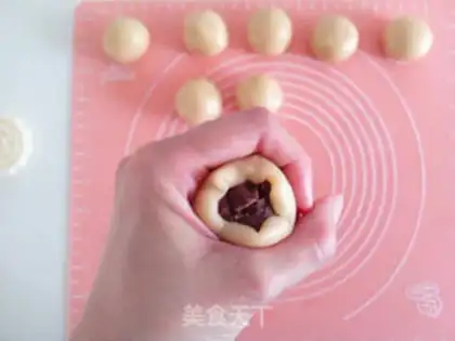 Make Potato red bean mooncake step 22