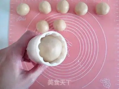 Make Potato red bean mooncake step 24