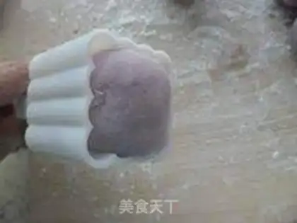 Make Chestnut ice cream mooncake step 15