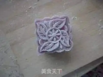 Make Chestnut ice cream mooncake step 16