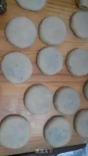 Make Pelican sesame mooncake step 16