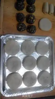 Make Pelican sesame mooncake step 17