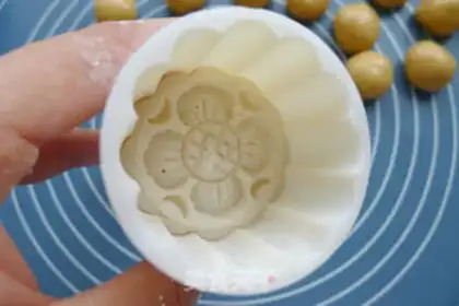 Make A wide moon cake step 16