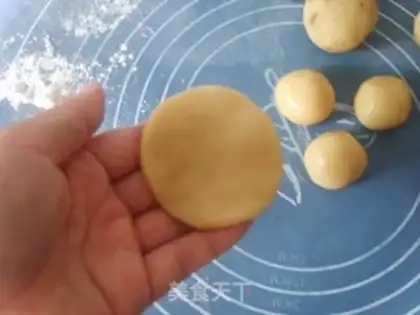 Make ♪ Chestnut green bean moon cake ♪ step 6