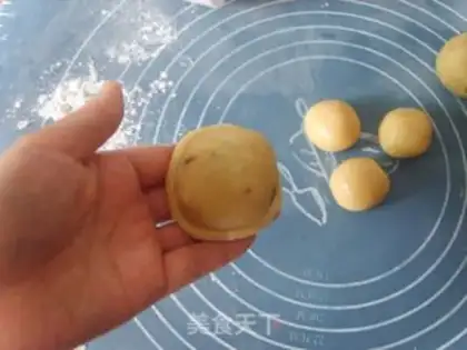 Make ♪ Chestnut green bean moon cake ♪ step 7