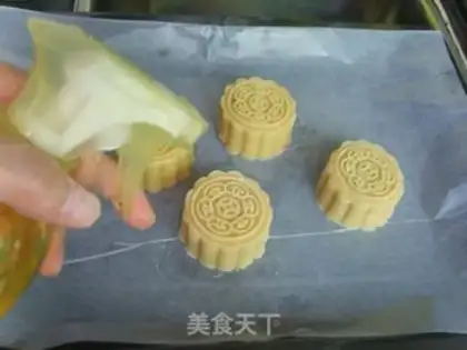 Make ♪ Chestnut green bean moon cake ♪ step 14
