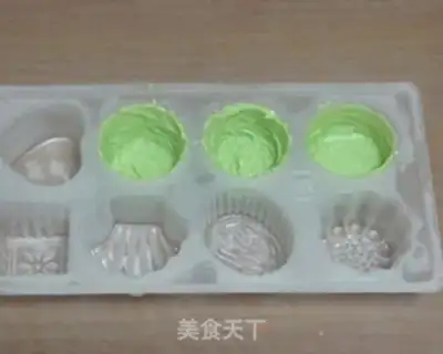 Make Chocolate ice cream mooncake step 2